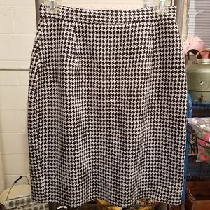 2/$20 Vintage Sm Black White Houndstooth Skirt